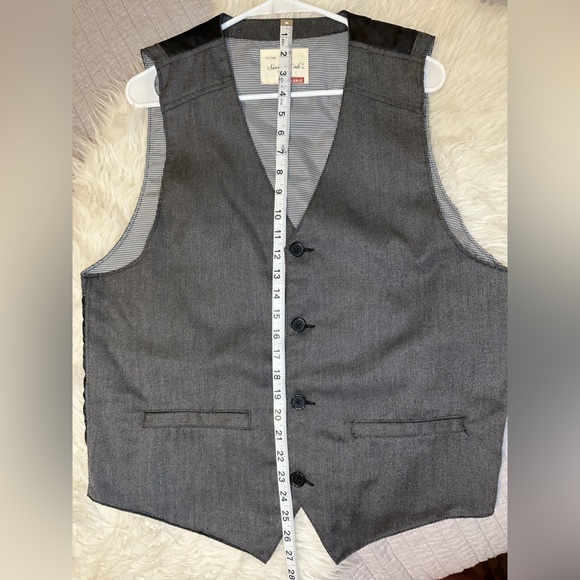 EUC—Men’s Vest - Picture 8 of 8